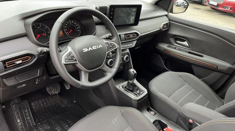 Car image 9