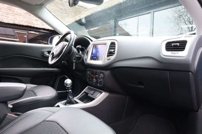 Car image 32