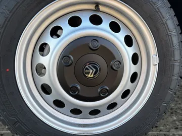 Car image 17