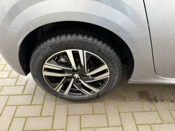 Car image 27