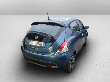 Car image 5