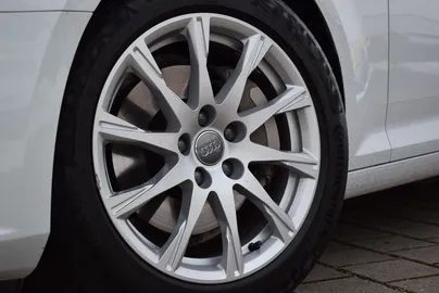 Car image 19