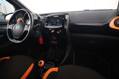 Car image 14