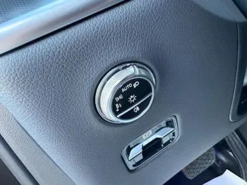 Car image 44