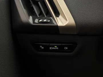 Car image 38