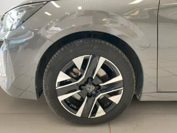 Car image 30