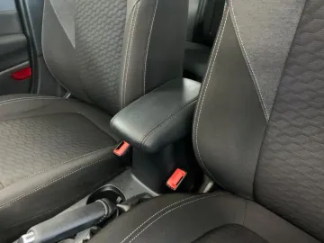 Car image 32