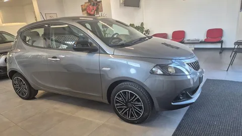 Car image 3
