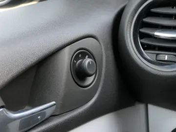 Car image 29