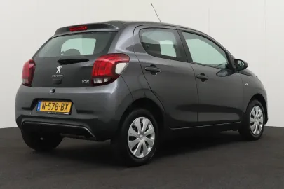 Car image 4