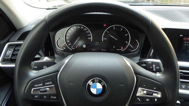 BMW 320d Touring xDrive 140 kW image number 10