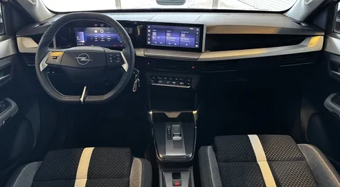 Car image 15