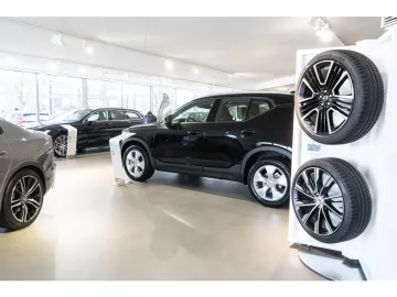 Car image 30