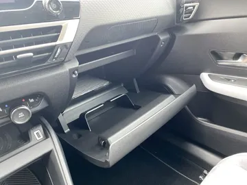 Car image 30
