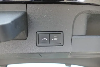 Car image 32