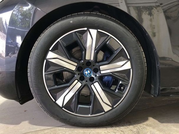 BMW iX xDrive40 240 kW image number 12