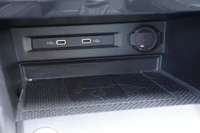 Car image 40