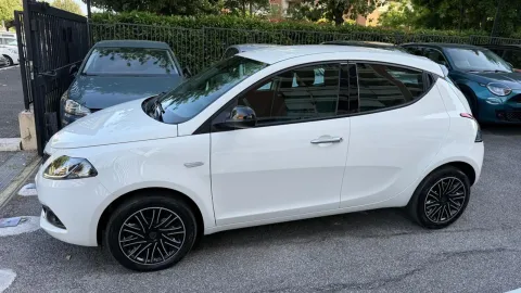 Car image 24
