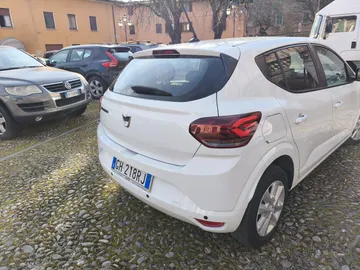 Car image 4