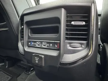 Car image 32
