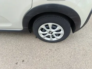 Car image 26