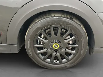 Car image 32