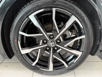 Car image 12