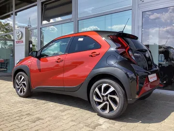 Car image 9
