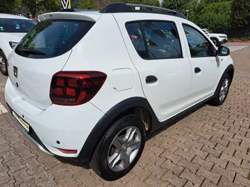 Car image 3