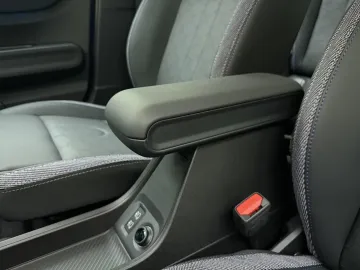 Car image 32