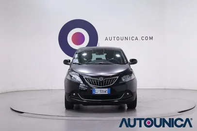 Car image 3