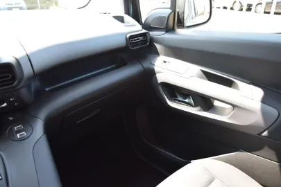Car image 29