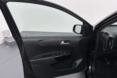 Car image 28