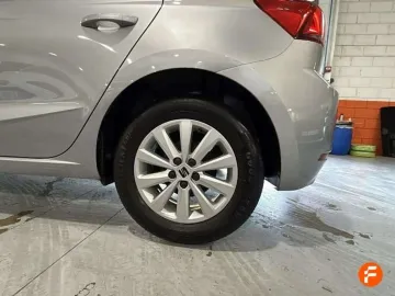 Car image 17