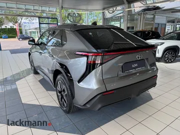 Car image 4