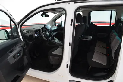 Car image 5