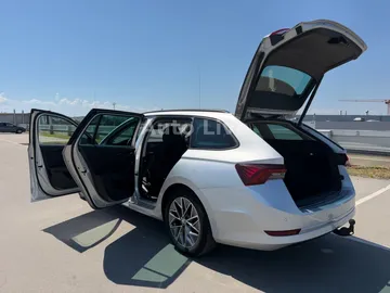 Car image 28