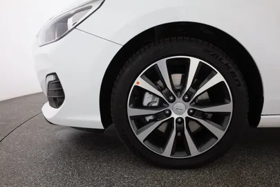 Car image 30