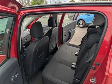 Car image 19