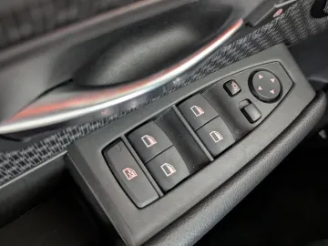 Car image 32
