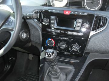 Car image 14