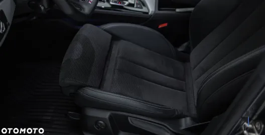 Car image 40