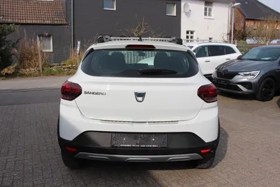 Car image 4