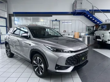 Car image 4
