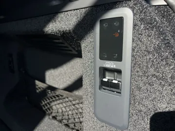 Car image 32
