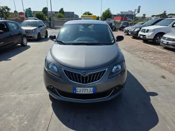 Car image 3
