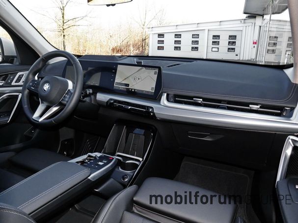 BMW iX1 eDrive20 150 kW image number 6