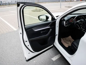 Car image 30
