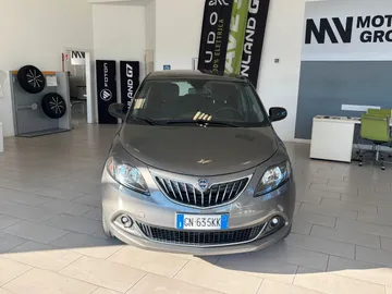 Car image 3