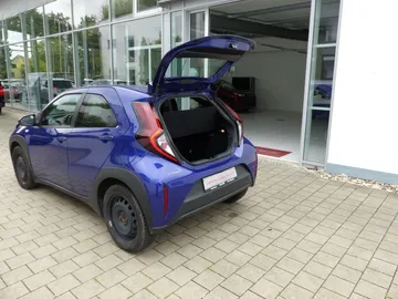 Car image 23